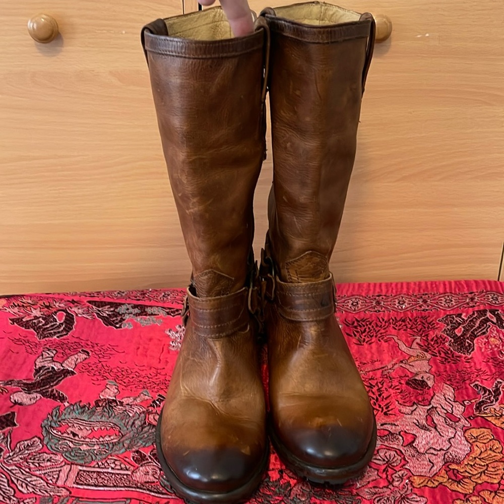 Frey boot with zipper on the side
